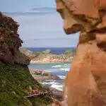 Ausblick zwischen Felsen auf das Meer auf dem Robberg Trail in Plettenberg Bay auf der Garden Route