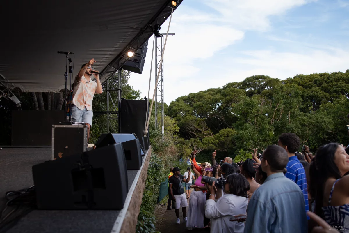Freiluftkonzert mit Bühne und Sänger im Kirstenbosch.
