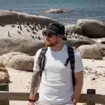 Mann mit Hut und Kamera am Boulders Beach