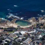 Aussicht At the top vom Tafelberg auf den Tidal Pool in Camps Bay