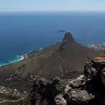 Aussicht At the top vom Tafelberg auf den Lions Head