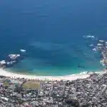 Aussicht At the top vom Tafelberg auf den Strand von Camps Bay