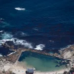 Aussicht vom Tafelberg auf Tidal Pool in Camps Bay