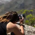 Frau beim Fotografieren auf dem Tafelberg