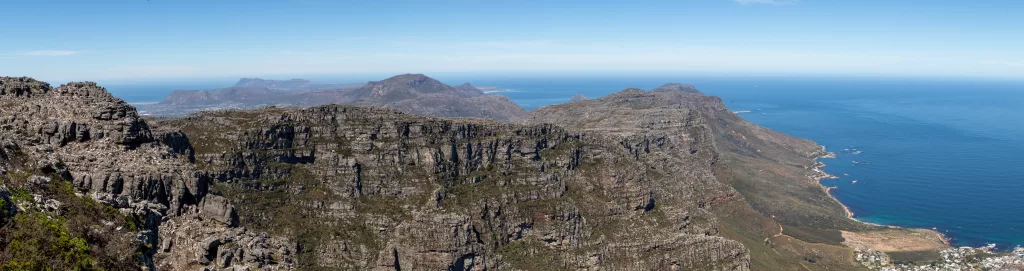 Kapstadt Sehenswürdigkeiten Naturwunder Tafelberg mit Panoramablick auf Gebirgskette und Atlantik