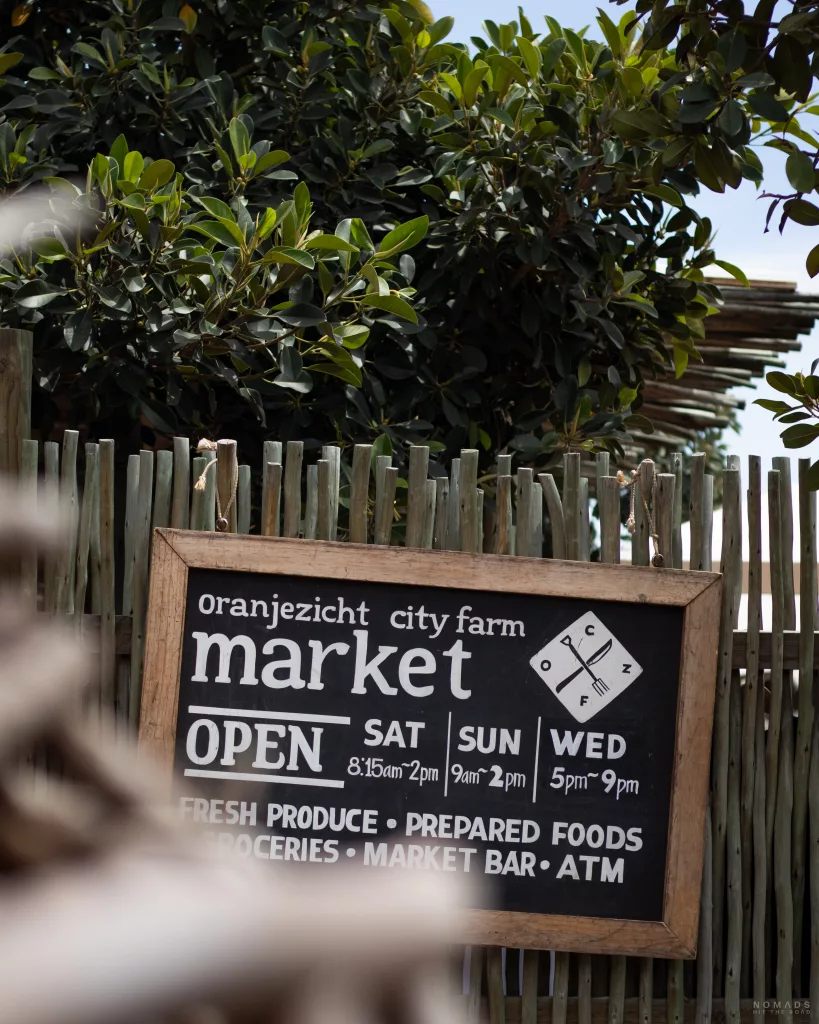 Schild mit Öffnungszeiten vom Oranjezicht City Farm Market