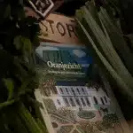 Heft über die Geschichte des Oranjezicht City Farm Market zwischen Petersilie