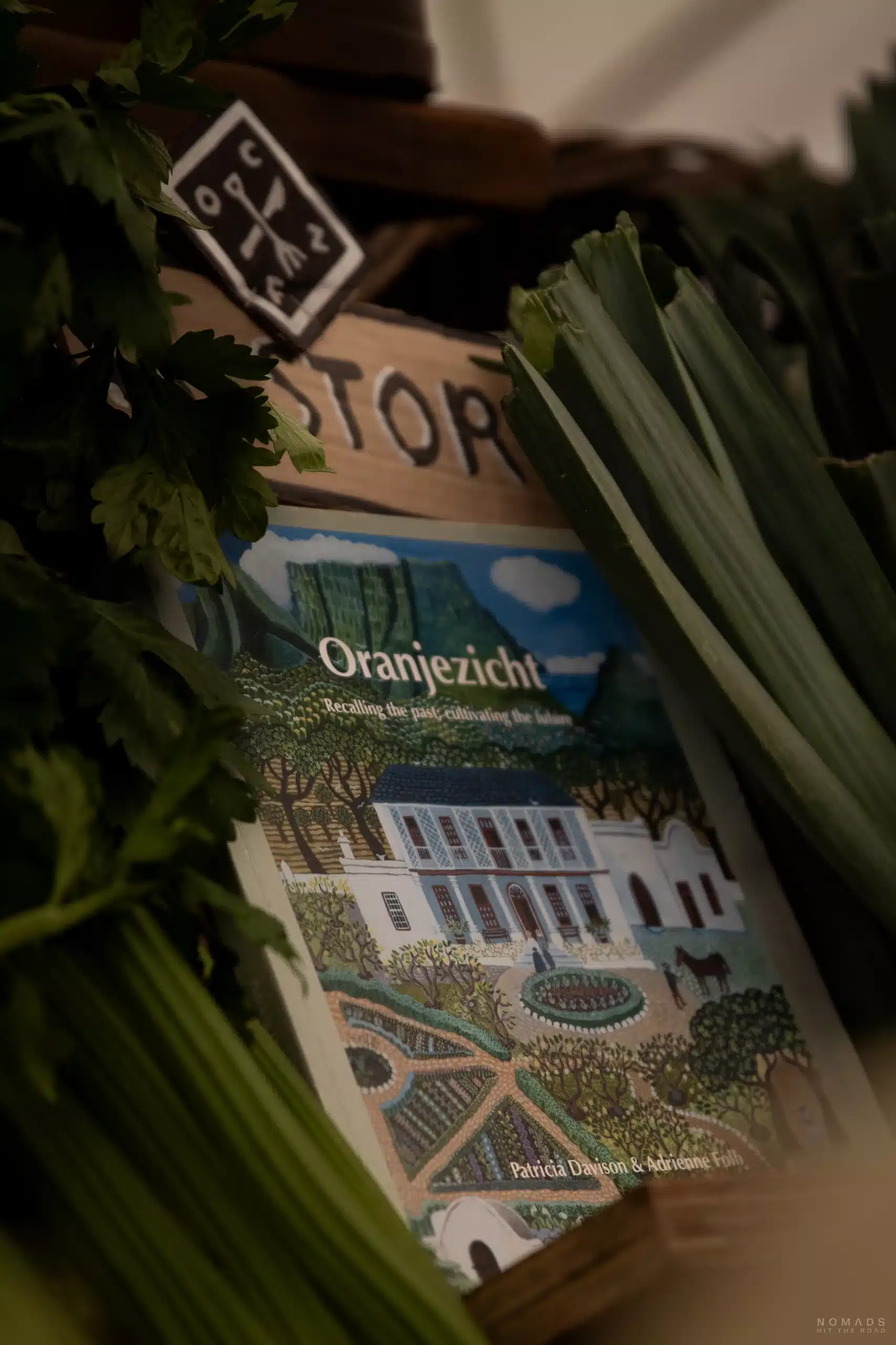 Heft über die Geschichte des Oranjezicht City Farm Market zwischen Petersilie