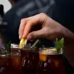 Gläser mit Roibos Tee mit Zitrone