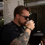 Mann trinkt Kaffee