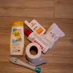 Badartikel mit Sonnencreme, Seife, Bite Away, Mückenschutz und Toilettenpaper für Packliste Camping oder Safari Reise