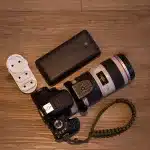 Kamera, Steckdosen Adapter und Powerbank für Packliste Camping oder Safari Reise