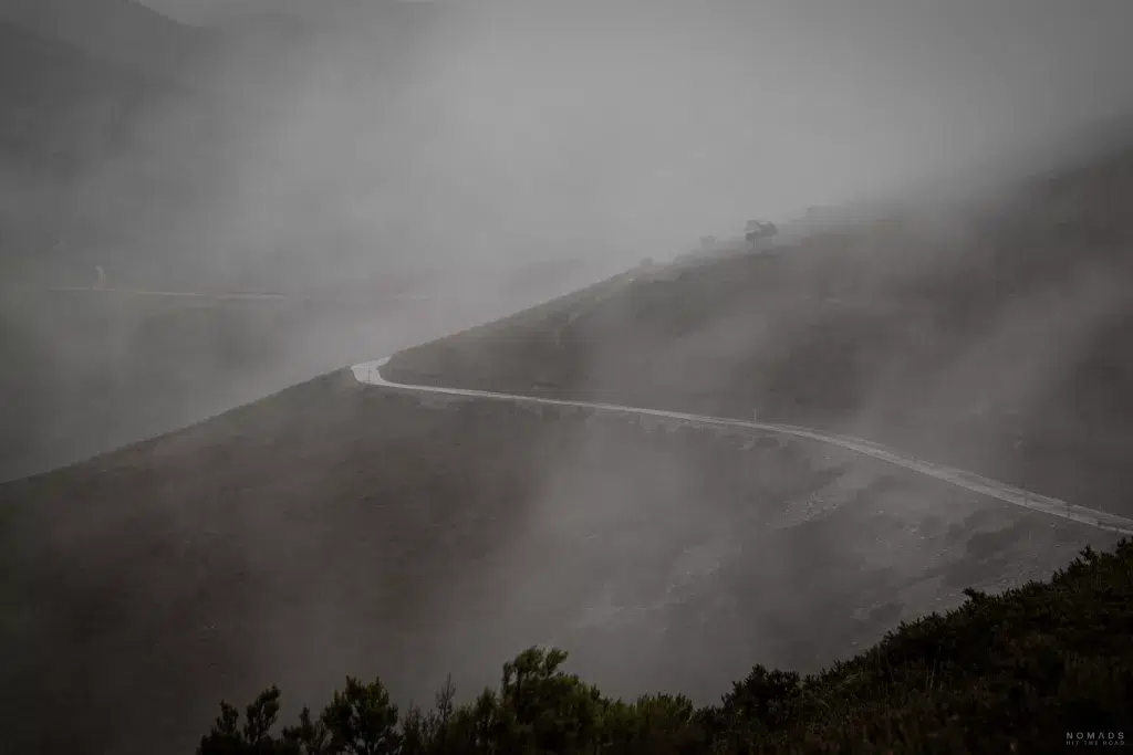 Nebel und eine Straße durch die Pyrenäen in Asturien