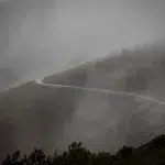 Nebel und eine Straße durch die Pyrenäen in Asturien