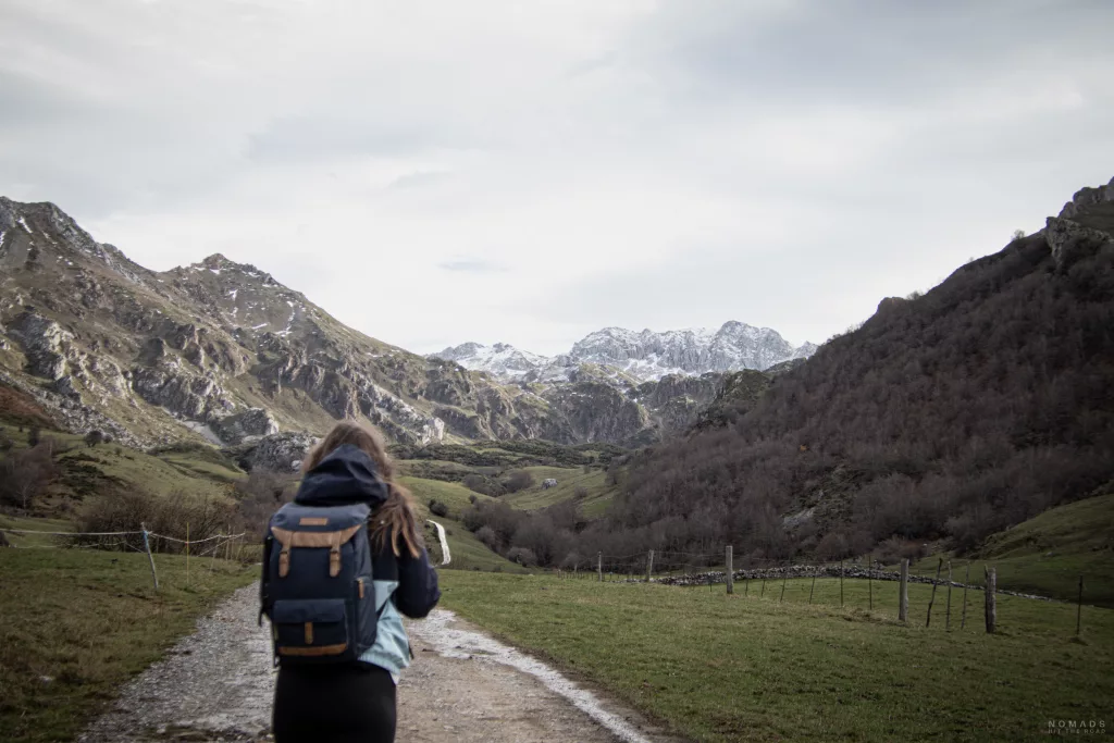 Frau am Anfang eines Wanderweges und den Bergen der Pyrenäen Im Hintergrund