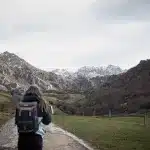 Frau am Anfang eines Wanderweges und den Bergen der Pyrenäen Im Hintergrund