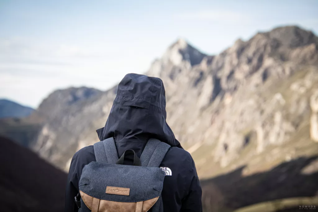 Nahaufnahme einer Frau von hinten mit den Gipfeln der Berge Asturiens im Hintergrund