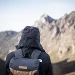 Nahaufnahme einer Frau von hinten mit den Gipfeln der Berge Asturiens im Hintergrund