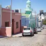 Bunte Häuser und Moschee