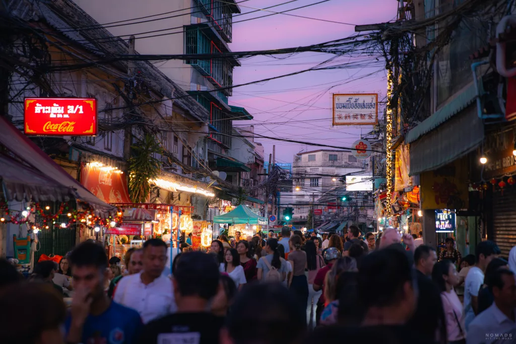 Bankok, Chinatown in der Dämmerung auf einer sehr belebten Straße