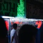 Grünes Neonlicht mit chinesischen Schriftzeichen in Bangkok Chinatown