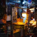Alte Frau mit ihrer Garküche in den Straßen Chinatowns in Bangkok