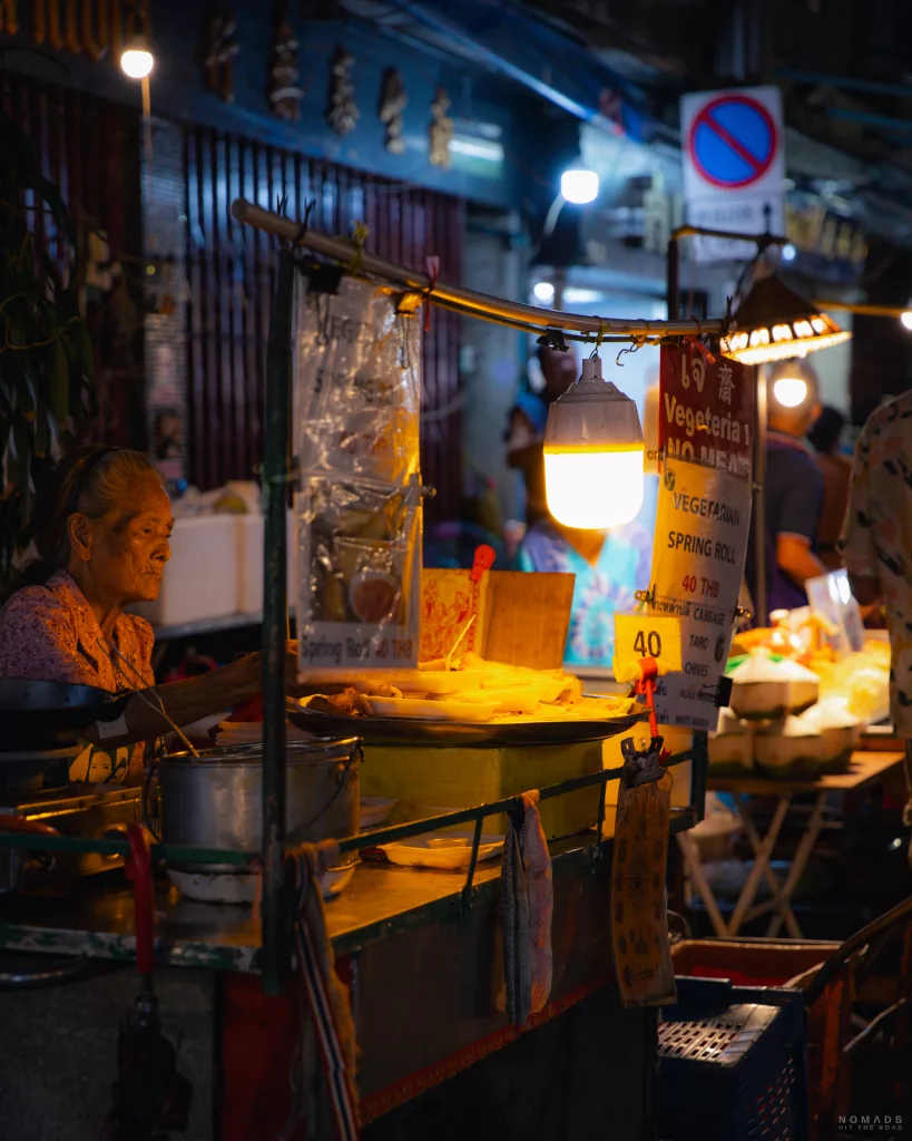 Alte Frau mit ihrer Garküche in den Straßen Chinatowns in Bangkok