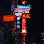 Neonlichter über den Straßen in Bangkok Chinatown bei Nacht