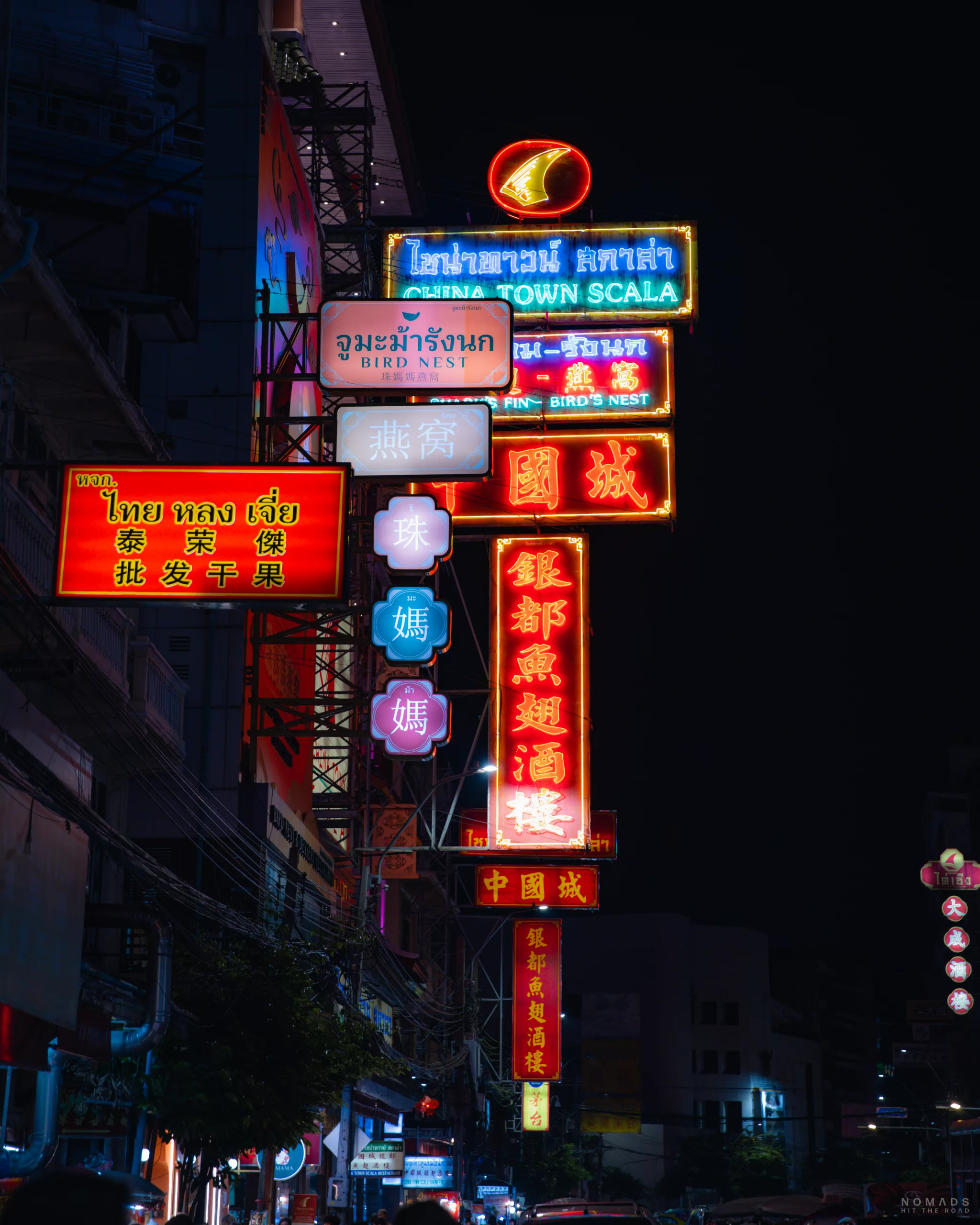 Neonlichter über den Straßen in Bangkok Chinatown bei Nacht