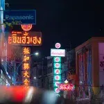 Neonlichter und -Schilder bei Nacht in Bangkok Chinatown