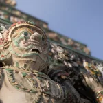 Statue mit Verzierung im Wat Arun Tempel