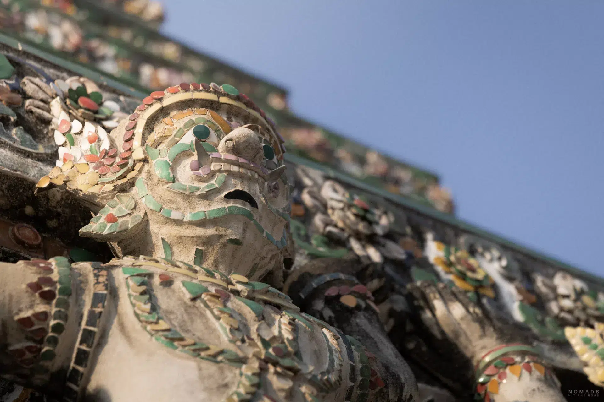 Statue mit Verzierung im Wat Arun Tempel