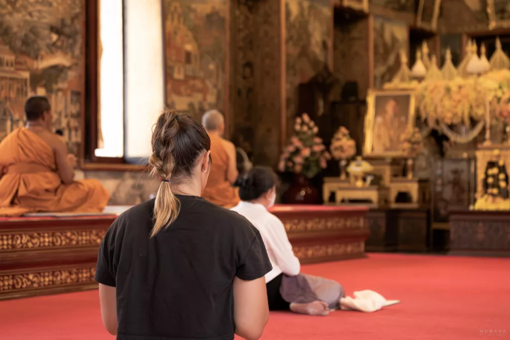 Frauen  am Beten mit Mönchen