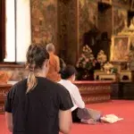 Frauen am Beten mit Mönchen