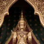 Goldene Buddhastatue im Wat Arun Bangkok