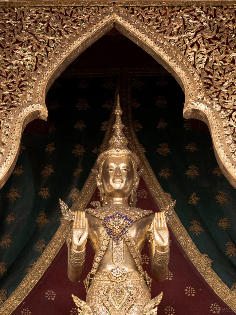 Goldene Buddhastatue im Wat Arun Bangkok