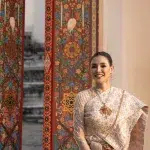 Frau in traditionellem thailändischem Gewand