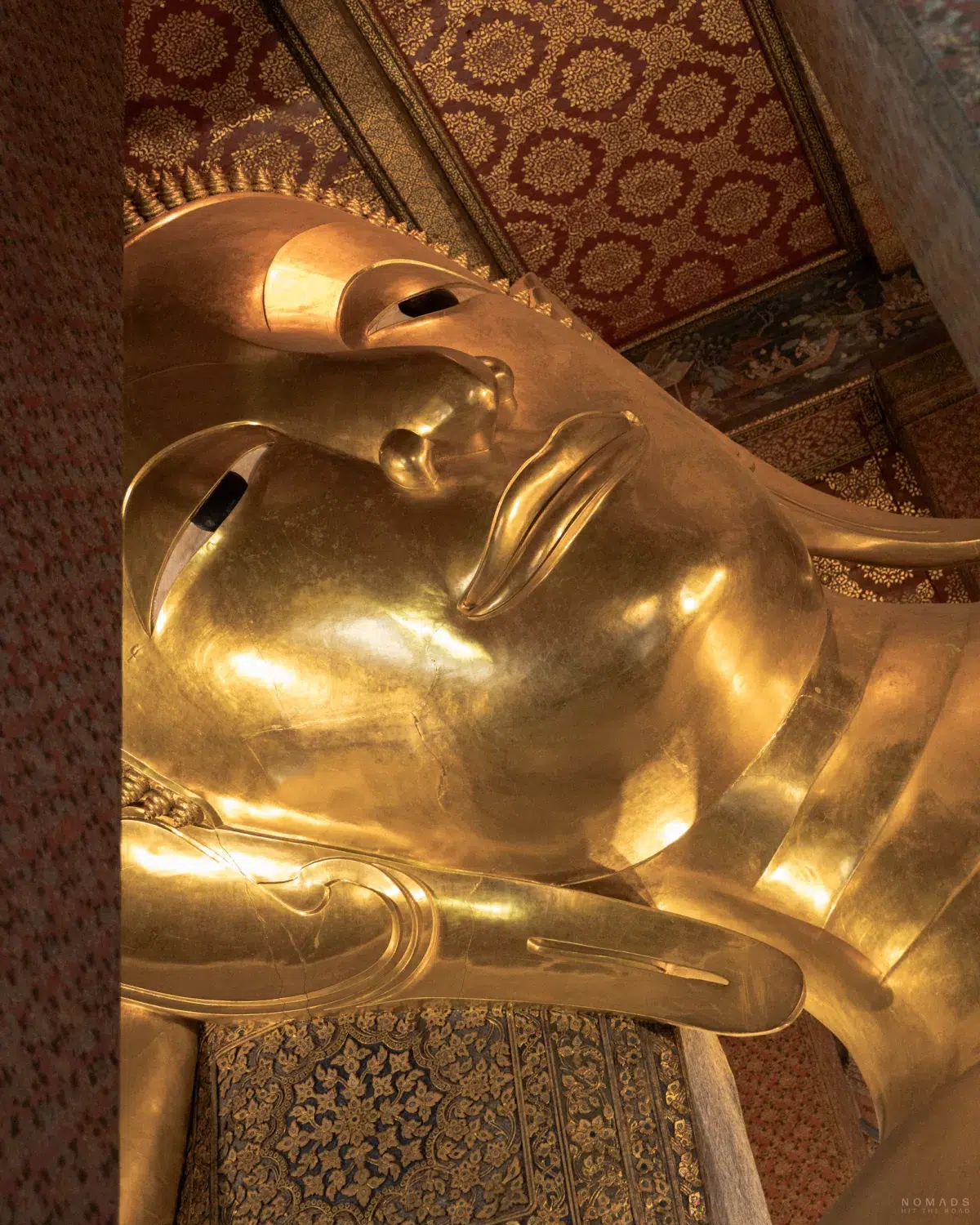 Gesicht vom liegendem Buddha in Tempelanlage Wat Pho in Bangkok