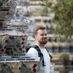 Mann in Tempelanlage Wat Pho in Bangkok