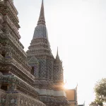 Tempelanlage mit kunstvollen Reliefs und Fresken im Wat Pho in Bangkok