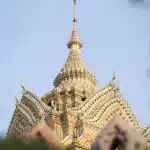 Tempelanlage mit kunstvollen Reliefs und Fresken geschmückt im Wat Pho in Bangkok