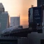 MRT Bahn beim Sonnenuntergang in Bangkok