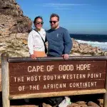 Schild Cape of Good Hope mit einem Paar dahinter