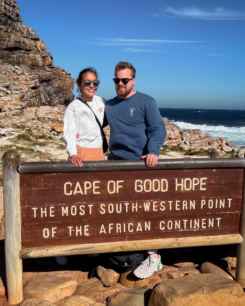Paar hinter dem Schild Cape of Good Hope