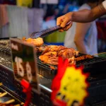 Grill mit Fleisch auf Chatuchak Nachtmarkt