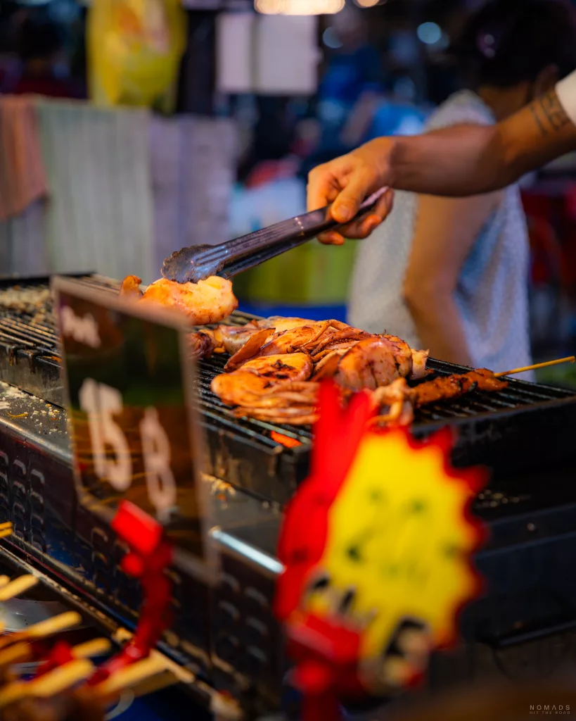Grill mit Fleisch auf Chatuchak Nachtmarkt
