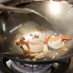 Garnelen im Wok bei einem Thai Kochkurs in Bangkok