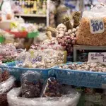 Knoblauch und Chilis auf einem lokalen thailändischem Markt für Thai Kochkurs
