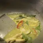Geang Khew Wan Gai: Grünes Thai Curry mit Huhn
