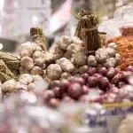 Knoblauch Stangen auf einem lokalen thailändischem Markt für Thai Kochkurs